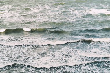 Baltık Denizi 'ndeki dalgalar. Kışın denizde fırtına