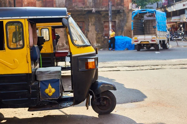 Tuk-tuk. boczny widok. Taksówka w Indiach i Sri Lance. Rodzaj transportu w Azji. — Zdjęcie stockowe