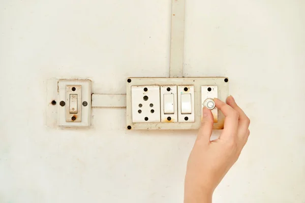 A menina controla o poder do ventilador . — Fotografia de Stock