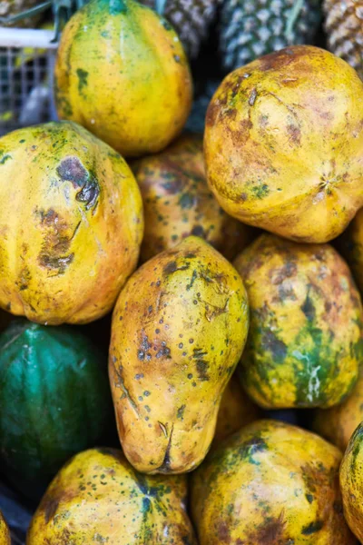 Papaya fresca en un estante en un supermercado — Foto de Stock