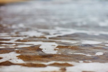 Deniz suyunda köpük. Su yakın plan.