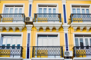 Panaji, Goa, Hindistan - 15 Aralık 2019: Sarı Ev. Balkonlu sarı bir evin cephesi. Eyalet başkenti Goa Panaji sokakları