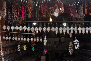 Arambol, Goa, Hindistan - 15 Aralık 2019: Arambol 'da hediyelik eşya dükkanı