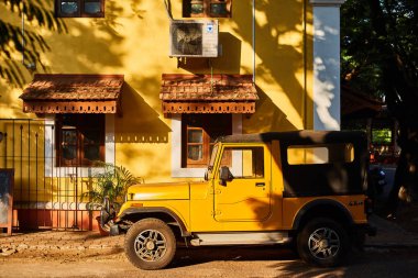 Panaji, Goa, Hindistan - 15 Aralık 2019: Sarı Ev. Araba evin yakınına park edildi. Eyalet başkenti Goa Panaji sokakları