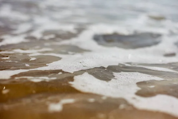 Skum på havsvatten. Närbild av vatten. — Stockfoto
