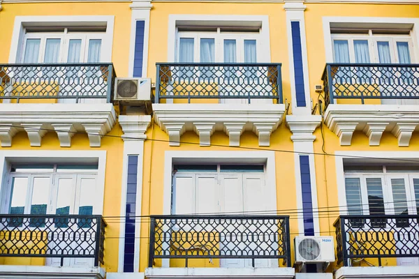 Panaji, Goa, India - 15 de diciembre de 2019: Casa Amarilla. Fachada de una casa amarilla con balcones. Calles de la capital del estado GOA Panaji — Foto de Stock