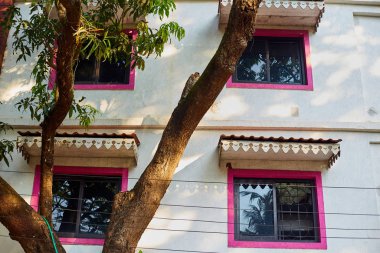 Panaji, Goa, Hindistan - 15 Aralık 2019: Binalar ve pencereler. Eyalet başkenti Goa Panaji sokakları