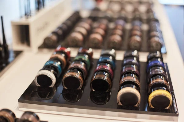 Sombra de ojos sueltos. Cosméticos profesionales para maquilladores. Estanterías con cosméticos en la tienda — Foto de Stock