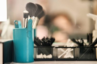 Doğal malzemelerle makyaj yapmak için profesyonel fırçalar. Makyaj sanatçıları için ürünler
