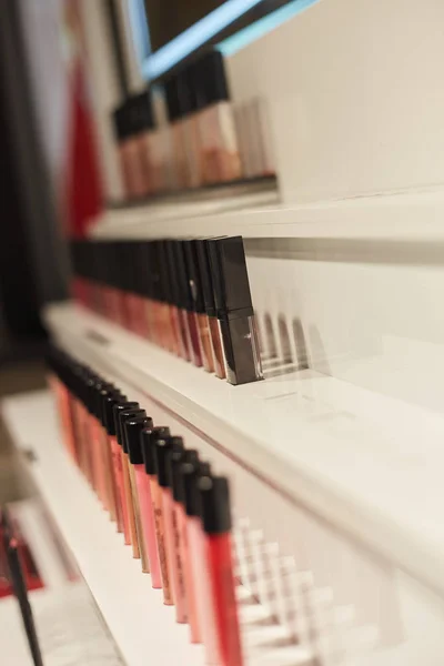 Brillos labiales multicolores en la tienda. Maquillaje profesional para maquillador . — Foto de Stock