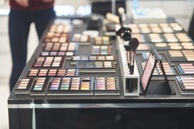 Profesyonel makyaj ürünleri ve kozmetik ürünlerinin yanında durun