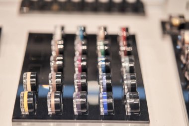 Göz farlarını gevşet. Makyaj sanatçıları için profesyonel kozmetik. Mağazada kozmetik ürünleriyle rafa kaldırıyorum.