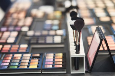 Parlak renkli göz farı. Makyaj sanatçıları için profesyonel makyaj