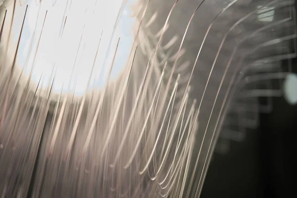 Araña de diseño. Detalles de una lámpara de araña de cerca. Lámpara blanca interior —  Fotos de Stock