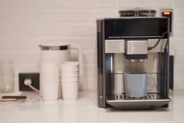 Fincanlı kahve makinesi. Kahve yapıyorum.