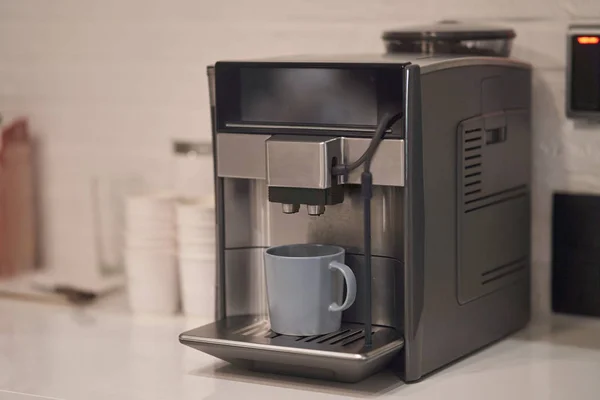 Fincanlı kahve makinesi. Kahve yapıyorum. — Stok fotoğraf