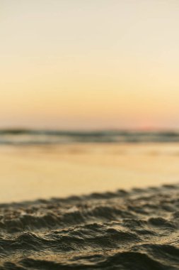 Deniz suyunda köpük. Su yakın plan.