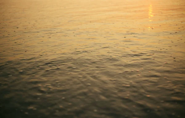 Schiuma sull'acqua di mare. Primo piano dell'acqua . — Foto Stock