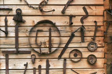 Eski paslı işçi aletleri. Yerden kazılan eski Alman aletleri