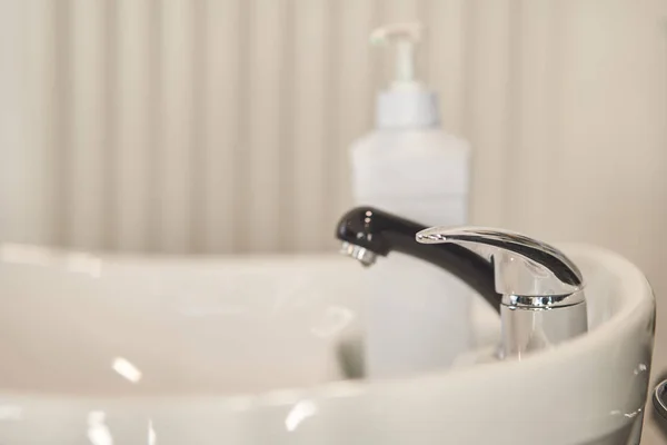 Un lugar para lavarte el cabello en un salón de belleza. Primer plano del lavabo —  Fotos de Stock