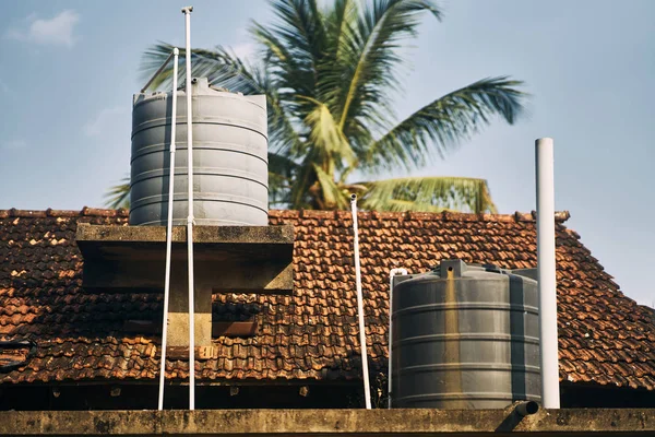 Δεξαμενές νερού στην οροφή του κτιρίου. Ύδρευση στην Ινδία και τη Σρι Λάνκα — Φωτογραφία Αρχείου