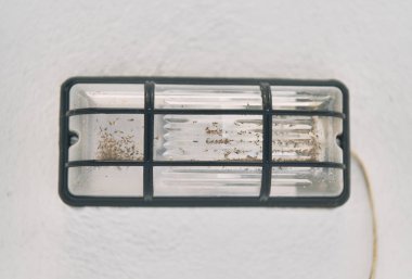 Tavanda dikdörtgen elektrik lambası