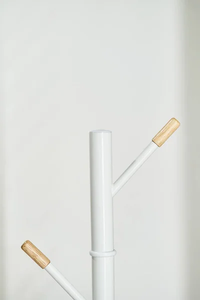 Witte ijzeren hanger in een koffieshop binnen op een witte achtergrond — Stockfoto