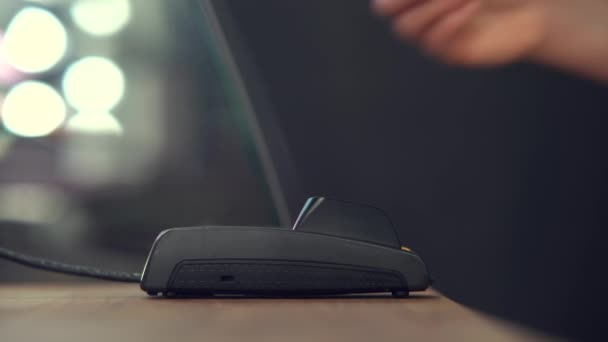 Contactless payment method. The girl applies a credit card to the banking terminal. — Stock Video