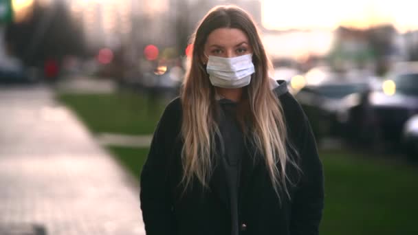 Fille dans un masque médical sur le fond de la ville. Coronavirus. Prévention des maladies virales — Video