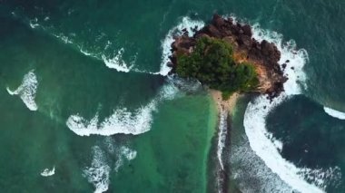 Hava görüntüsü. Hint Okyanusu 'ndaki ada. Sri Lanka. İnsansız hava aracının görüntüsü.