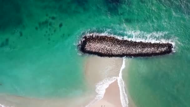 Вид с воздуха. волнолом в Индийском океане. Пляж Шри-Ланки . — стоковое видео