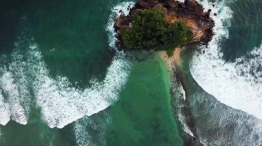 Hava görüntüsü. Hint Okyanusu 'ndaki ada. Sri Lanka. İnsansız hava aracının görüntüsü.