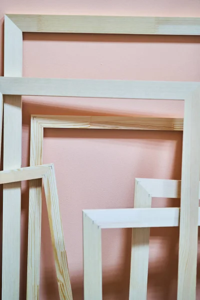 Wooden frames on a pink background. Frames for photos and paintings — Stockfoto