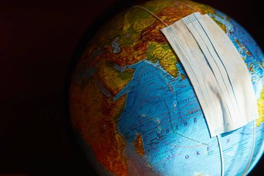 Dünyadaki tıbbi maske. Hastalık Önleme Konsepti. Coronavirüs