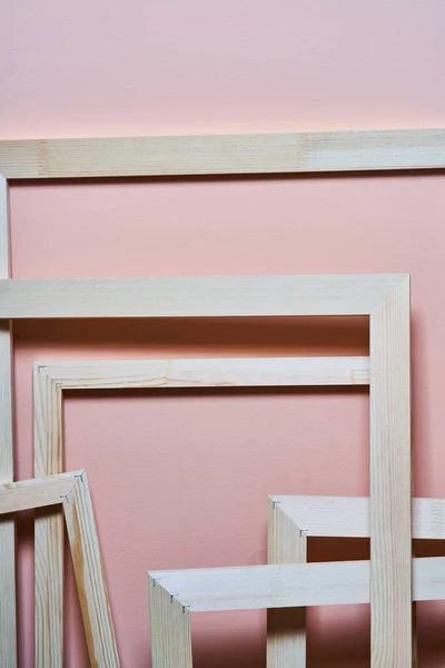 Cornici in legno su sfondo rosa. Cornici per foto e dipinti — Foto Stock