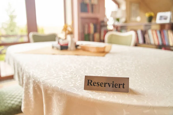 Piastra di ferro con l'iscrizione riservata su un tavolo in un ristorante . — Foto Stock