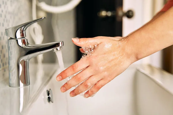 La chica se lava las manos con jabón para prevenir el coronavirus . — Foto de Stock