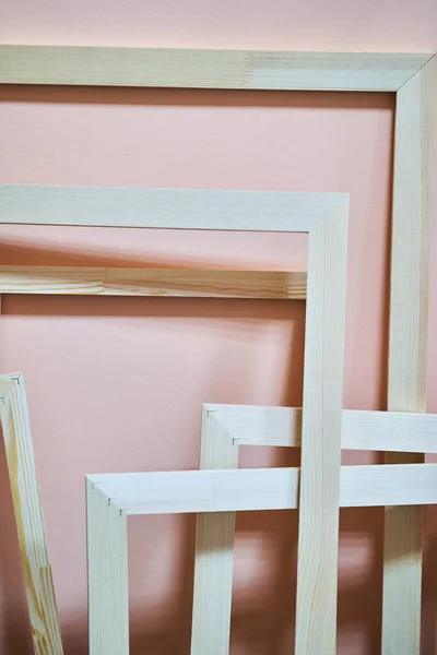 Wooden frames on a pink background. Frames for photos and paintings — Stockfoto