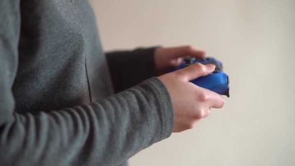 A menina segura o controle remoto do console do jogo . — Vídeo de Stock