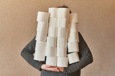 Bir kız bir sürü tuvalet kağıdı tutar. Koronavirüs sırasında karantina. 