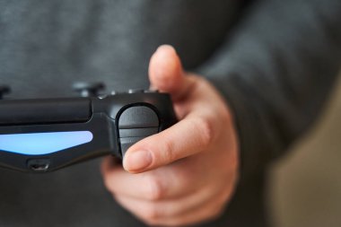 Kaliningrad, Rusya - 14 Nisan 2020 Oyun konsolu için Joystick. Kız konsolda oynuyor. Yakın plan..