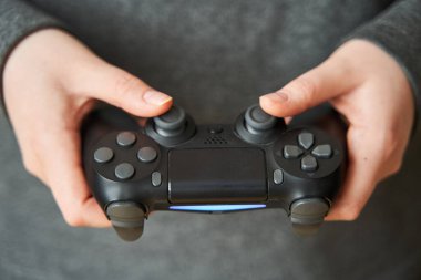  Oyun konsolu için joystick. Kız konsolda oynuyor. Yakın plan..