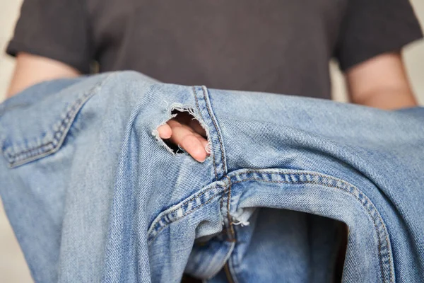 Vaqueros Usados Entre Las Piernas Hasta Agujero Agujero Jeans —  Fotos de Stock