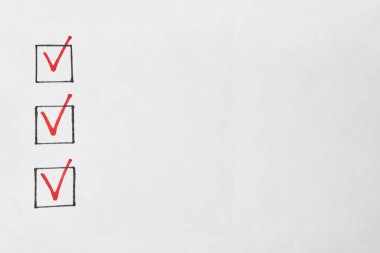 Kırmızı kalemle işaretlenmiş kontrol listesi