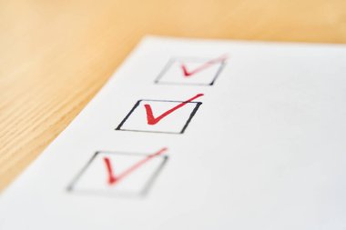 Kırmızı kalemle işaretlenmiş kontrol listesi