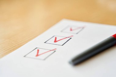 Kırmızı kalemle işaretlenmiş kontrol listesi