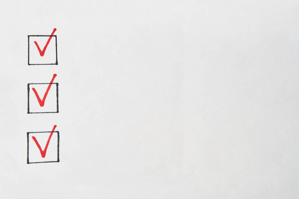 Чеклист, отмеченный красной ручкой
