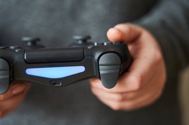 Kaliningrad, Rusya - 14 Nisan 2020 Oyun konsolu için Joystick. Kız konsolda oynuyor. Yakın plan..