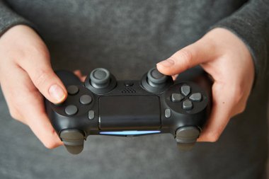 Kaliningrad, Rusya - 14 Nisan 2020 Oyun konsolu için Joystick. Kız konsolda oynuyor. Yakın plan..