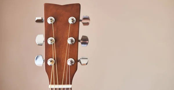 Akoestische gitaar hoofdeinde met haringen. Gitaartoets. — Stockfoto